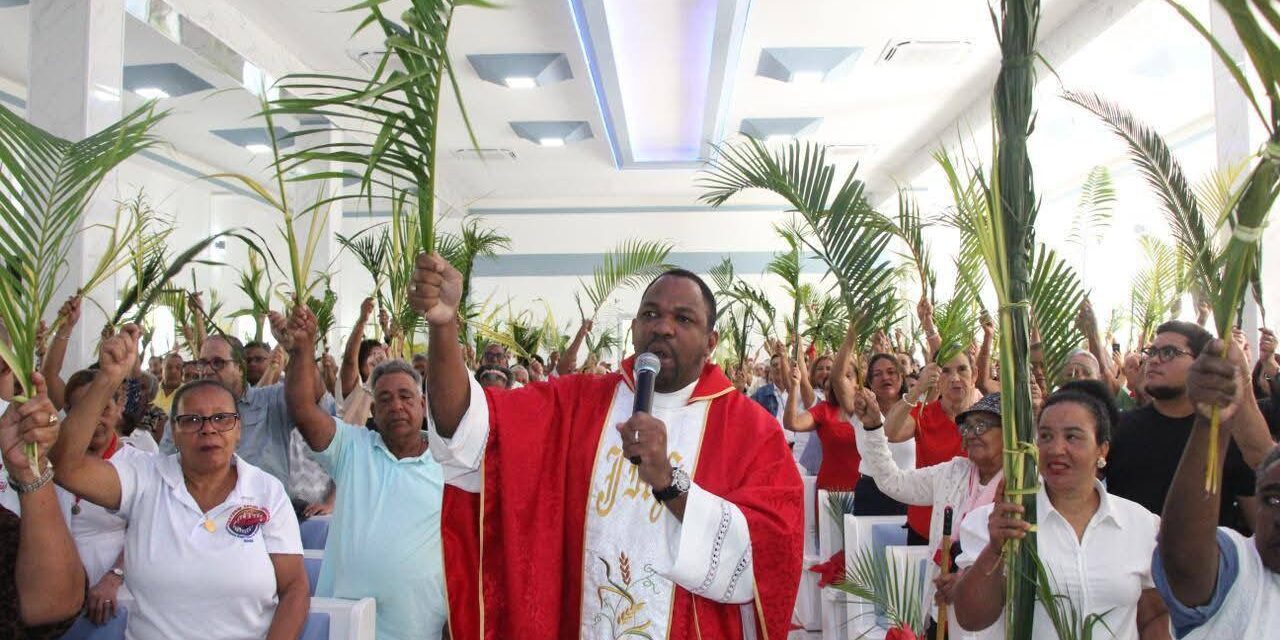 Gremios inician Semana del Periodista con misa de Domingo de Ramos en Nagua.