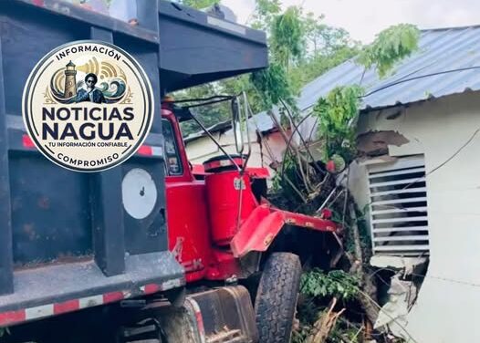 Camión pierde los frenos y se estrella contra vivienda en Cabrera