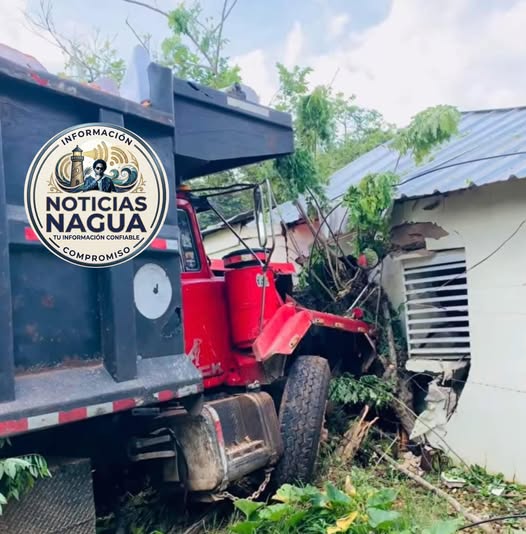 Camión pierde los frenos y se estrella contra vivienda en Cabrera