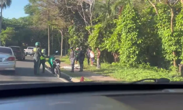 Hallan hombre muerto en acera del Jardín Botánico; autoridades investigan