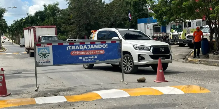 Alcaldía de El Factor inicia señalización de vías y acondicionamiento de espacios previo a Semana Santa 2026