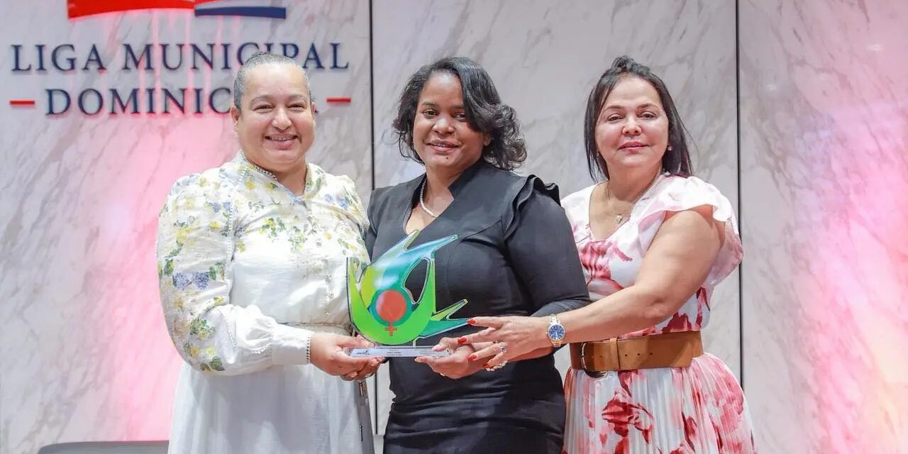 UNMUNDO reconoce a Pamela Gerónimo por su liderazgo municipal en acto celebrado en la Liga Municipal