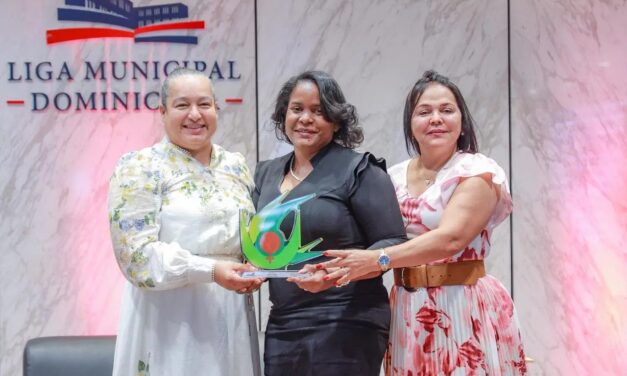 UNMUNDO reconoce a Pamela Gerónimo por su liderazgo municipal en acto celebrado en la Liga Municipal