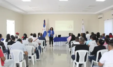 Supérate y Desarrollo de la Comunidad realizan charla sobre los Símbolos Patrios en Nagua