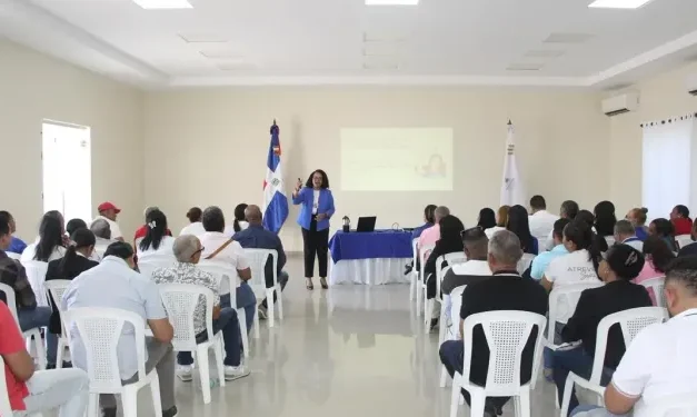 Supérate y Desarrollo de la Comunidad realizan charla sobre los Símbolos Patrios en Nagua