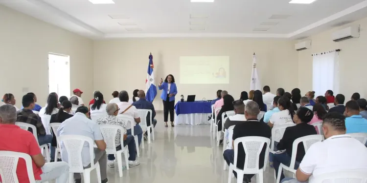 Supérate y Desarrollo de la Comunidad realizan charla sobre los Símbolos Patrios en Nagua
