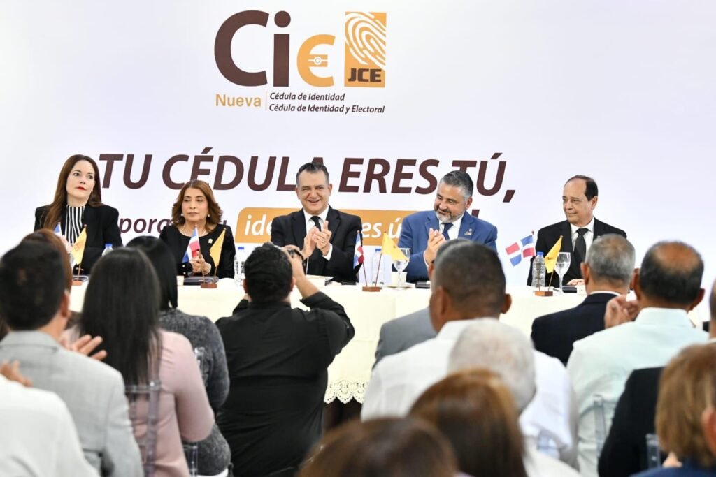 Este domingo la RD inició el proceso renovación de cédula