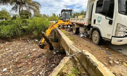 Alcaldía de El Factor interviene puente de El Barro ante acumulación de escombros por lluvias