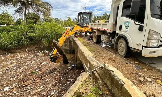 Alcaldía de El Factor interviene puente de El Barro ante acumulación de escombros por lluvias