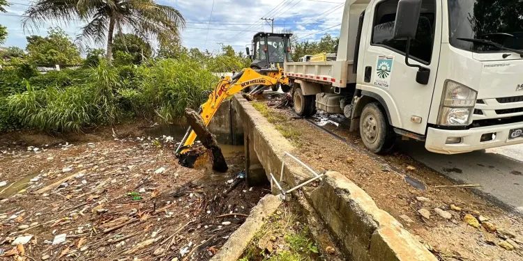 Alcaldía de El Factor interviene puente de El Barro ante acumulación de escombros por lluvias