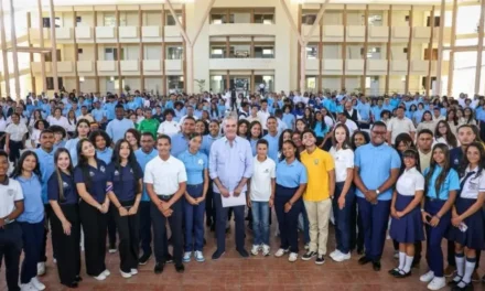 Abinader sostiene encuentro con estudiantes de Nagua y dialogan sobre educación y oportunidades