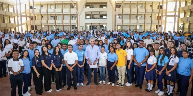Abinader sostiene encuentro con estudiantes de Nagua y dialogan sobre educación y oportunidades