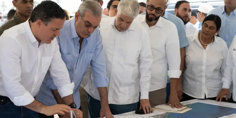 Abinader fija plazo para concluir Malecón de Nagua y anuncia construcción de la Marina del Nordeste