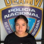 Policía Nacional apresó en Nagua a mujer que aparece en video destruyendo el vehículo de su ex pareja