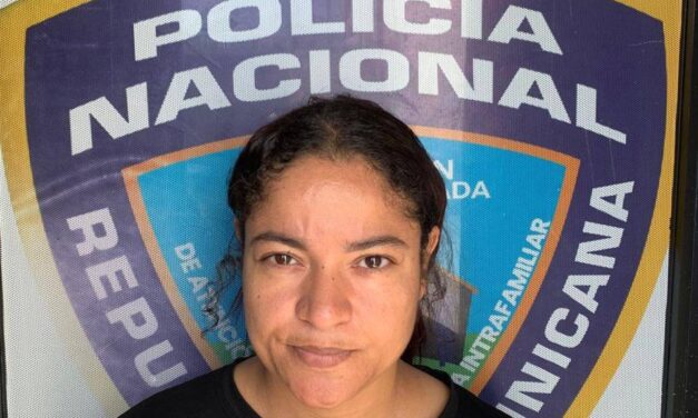 Policía Nacional apresó en Nagua a mujer que aparece en video destruyendo el vehículo de su ex pareja