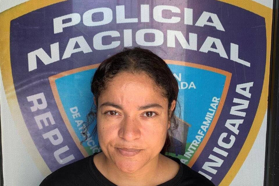Policía Nacional apresó en Nagua a mujer que aparece en video destruyendo el vehículo de su ex pareja