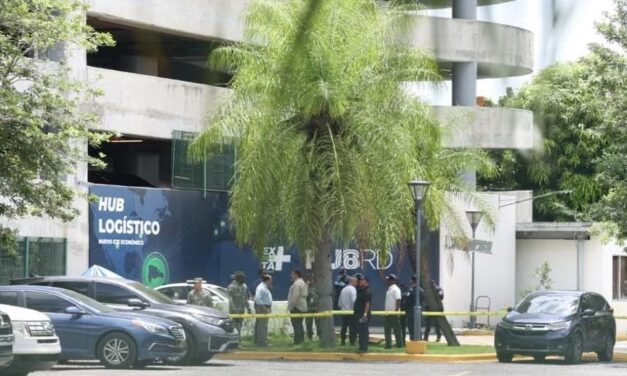 Hombre muere tras caer desde el cuarto piso de plaza Central