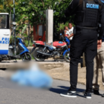 Lanzan el cadáver de un hombre desde una motocicleta en marcha en Santiago