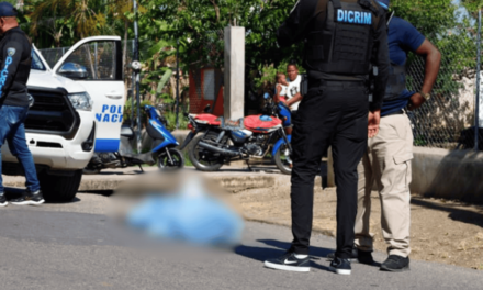 Lanzan el cadáver de un hombre desde una motocicleta en marcha en Santiago
