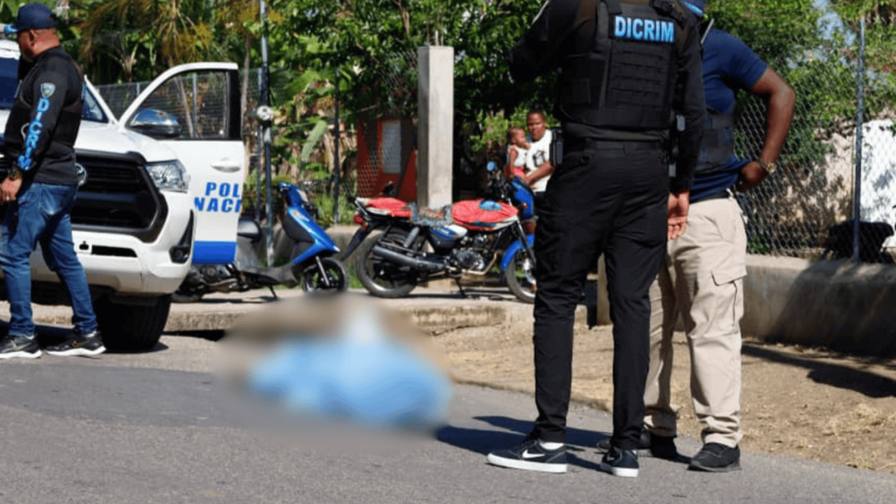 Lanzan el cadáver de un hombre desde una motocicleta en marcha en Santiago