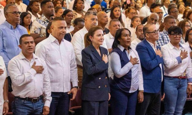 Carolina Mejía Juramenta mas de 1,500 maestros a su proyecto presidencial