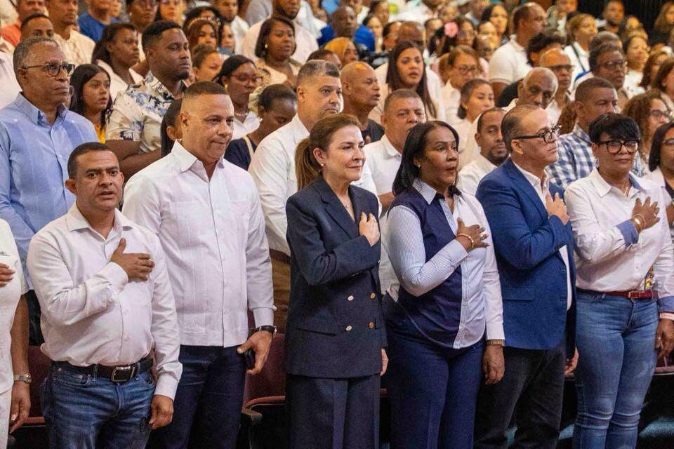 Carolina Mejía Juramenta mas de 1,500 maestros a su proyecto presidencial