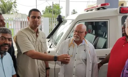 Diputado Stalin Vásquez entrega ambulancia para fortalecer atención de emergencias en El Factor