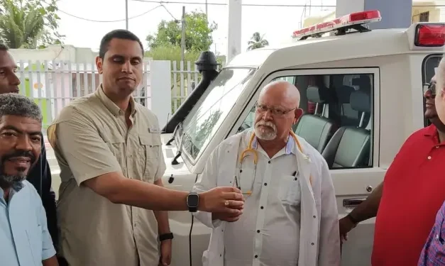 Diputado Stalin Vásquez entrega ambulancia para fortalecer atención de emergencias en El Factor