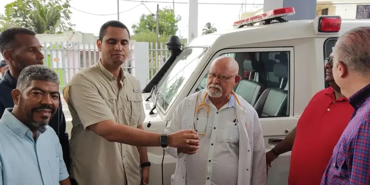 Diputado Stalin Vásquez entrega ambulancia para fortalecer atención de emergencias en El Factor
