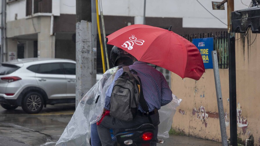 Ambiente caluroso y aguaceros marcarán las condiciones del tiempo este lunes