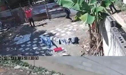 Video capta momento en que agentes policiales matan a hombre que tenía las manos en alto en La Vega