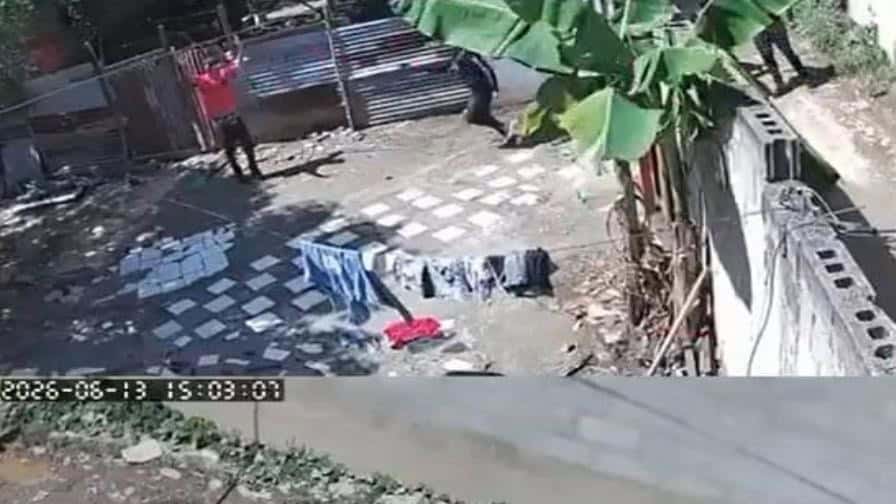 Video capta momento en que agentes policiales matan a hombre que tenía las manos en alto en La Vega