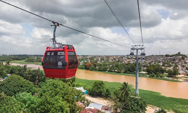 Paralizan servicio de un tramo del Teleférico tras detectarse una alarma en el sistema