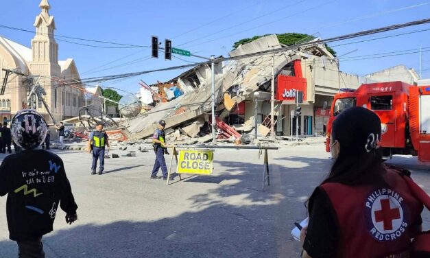 Filipinas: 20 muertos y cientos de heridos deja terremoto 7,8