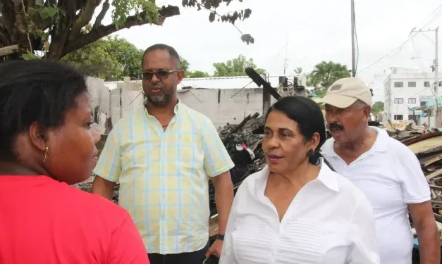 Autoridades acuden a Los Pinos para asistir a familias afectadas por incendio