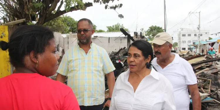 Autoridades acuden a Los Pinos para asistir a familias afectadas por incendio