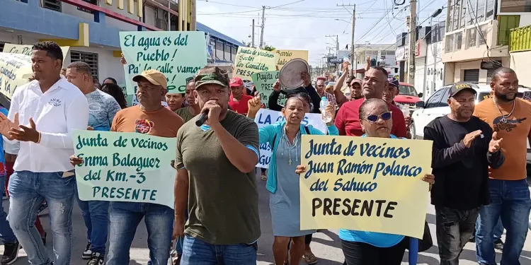 Cacerolazo por agua llega a INAPA en Nagua; autoridades anuncian trabajos para La Ceja y Los Limones