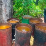 Desmantelan en Azua fábrica clandestina con más de 25 mil litros de alcohol adulterado