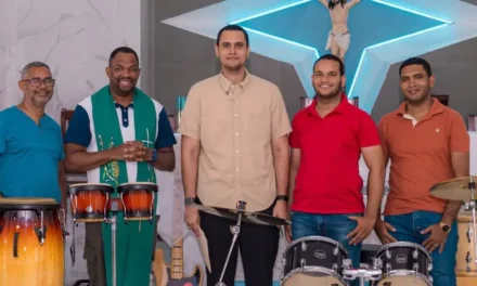 Stalin Vásquez entrega instrumentos musicales para formación gratuita de niños y jóvenes en Nagua