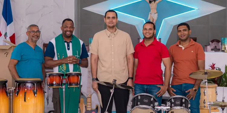 Stalin Vásquez entrega instrumentos musicales para formación gratuita de niños y jóvenes en Nagua