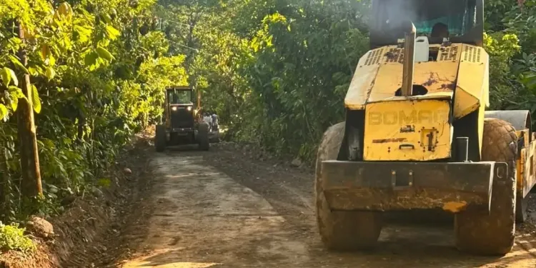 Ayuntamiento de El Factor interviene 4.5 kilómetros del camino hacia Vuelta Larga