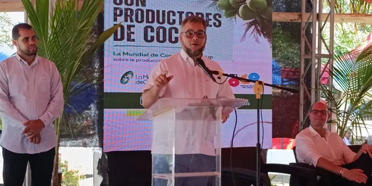 Hecmilio Galván anuncia impulso a nuevas siembras de coco y plantea alianza con Pindstrup desde Nagua