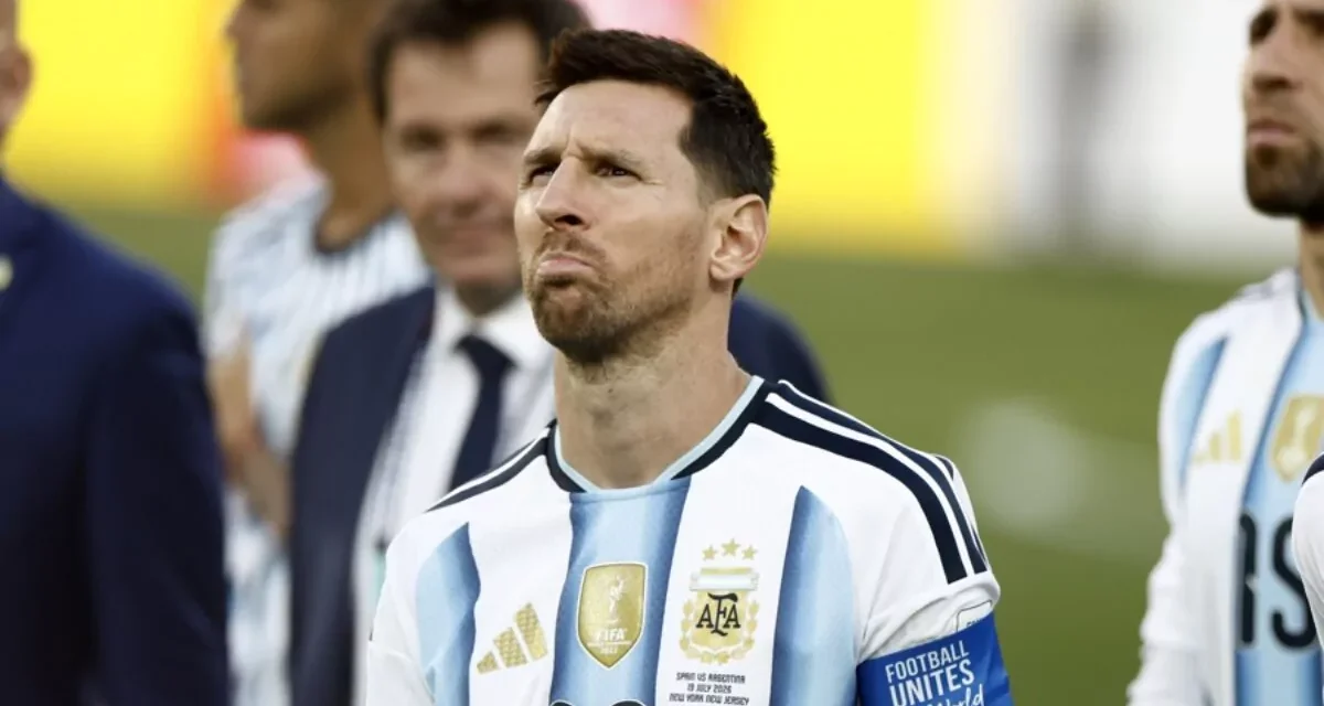 Lionel Messi regresa a casa sin contacto con el público
