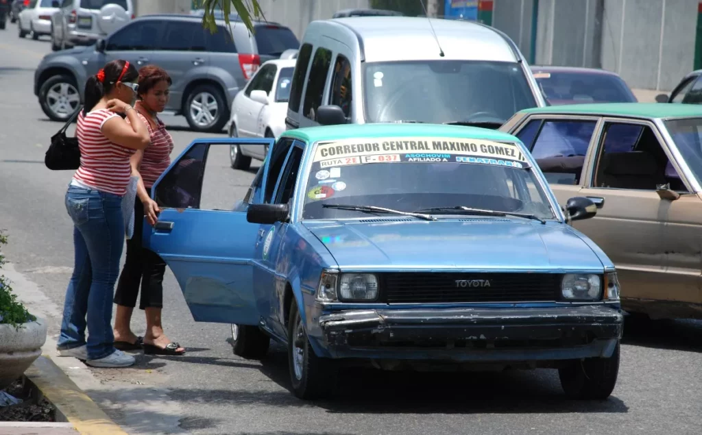 Pasajeros no deben pagar aumentos no autorizados en el transporte, advierte el INTRANT