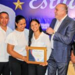 Senador Alexis Victoria Reconoce Estudiantes meritorios En Nagua