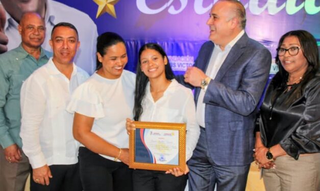 Senador Alexis Victoria Reconoce Estudiantes meritorios En Nagua