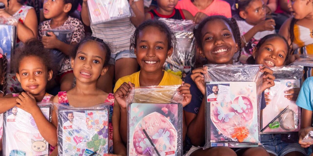 Fray Castro lleva kits escolares a diferentes barrios de Nagua durante jornadas de apoyo a las familias.