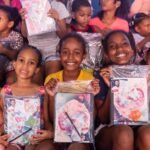 Fray Castro lleva kits escolares a diferentes barrios de Nagua durante jornadas de apoyo a las familias.