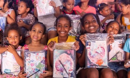 Fray Castro lleva kits escolares a diferentes barrios de Nagua durante jornadas de apoyo a las familias.