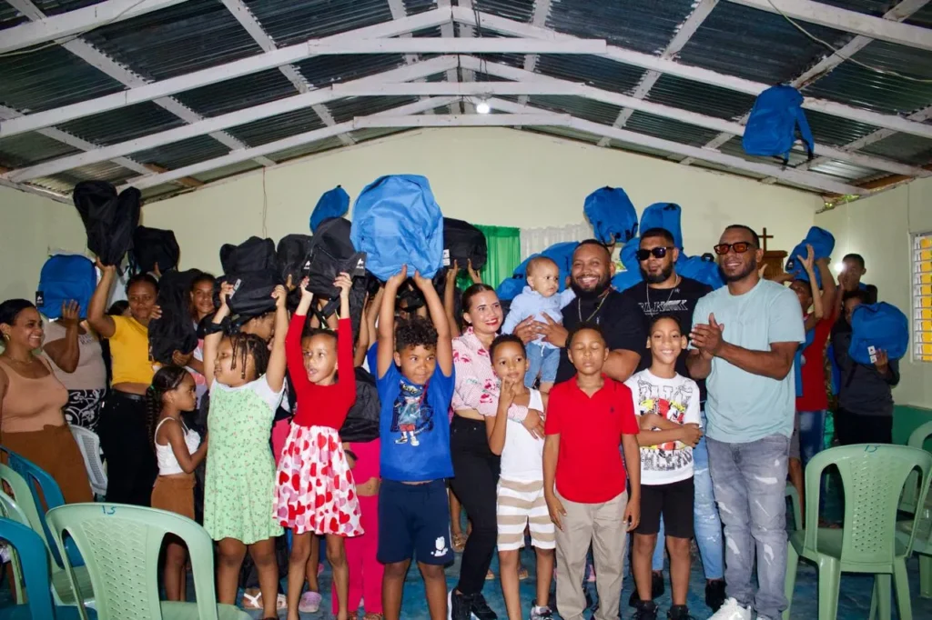Leo Peña entrega kits escolares a decenas de niños de La Lometa de Las Gordas